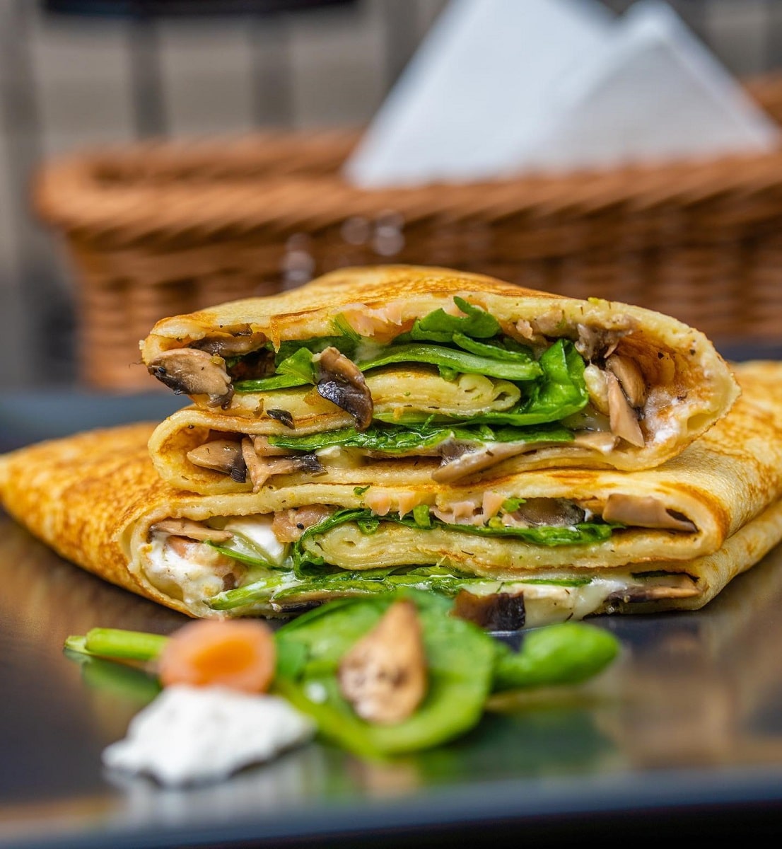 Viking Brutal – cu  brânză brie, ciuperci sote, somon afumat, cremă de brânză și spanac baby, la brutal Pancakes București