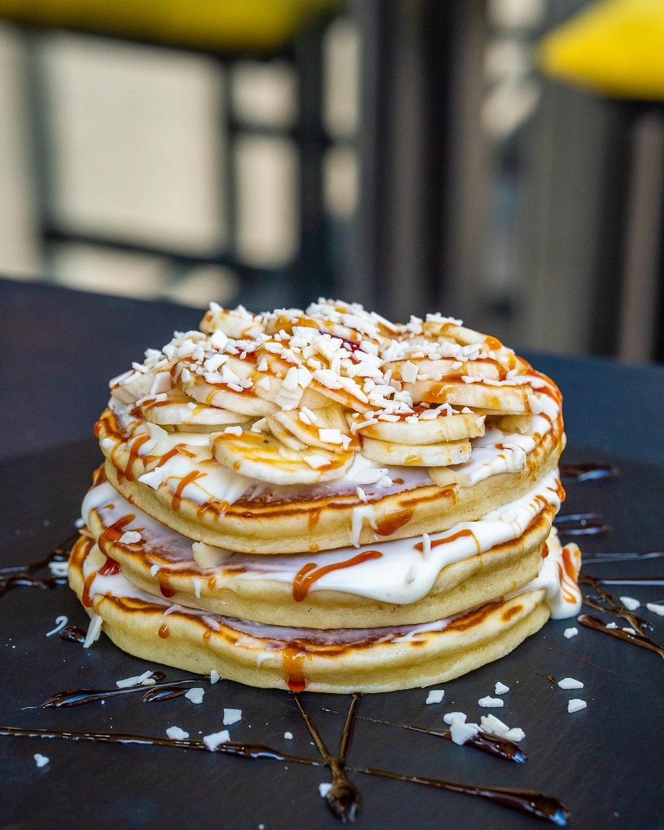 clatite americane suprapuse, cu banane si caramel si ciocolata alba, la Brutal Pancakes