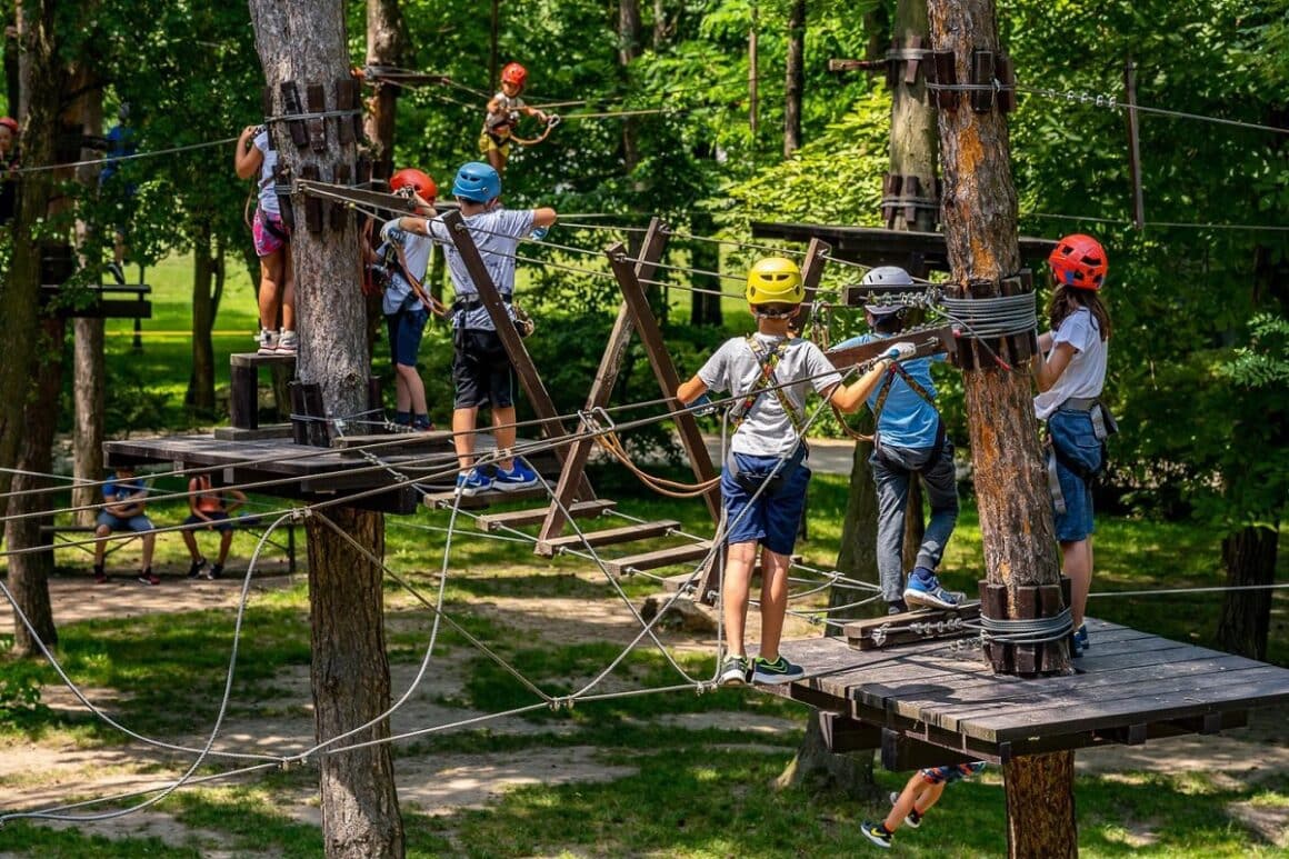 copii care fac trasee in parcul de aventura de la Casa Comana