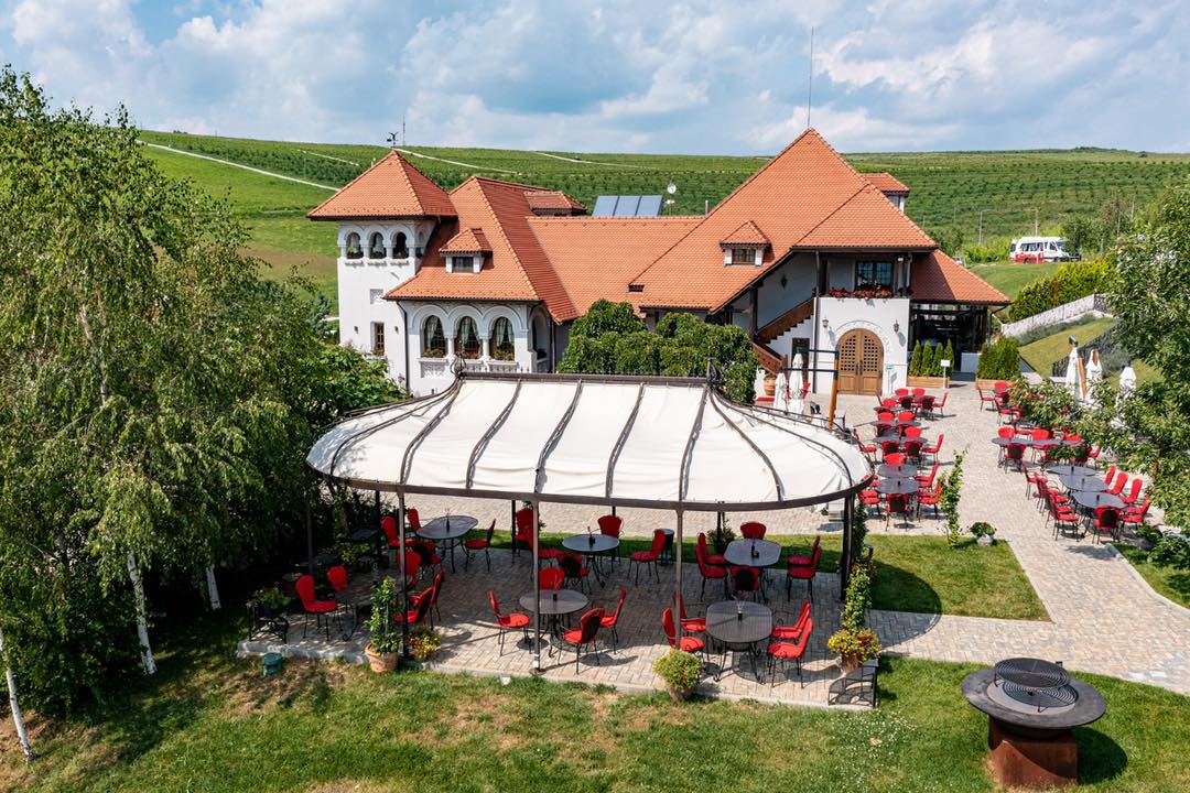 cladirea princilapa de la Casa Timis si terasa de vara in fata - restaurante lângă București