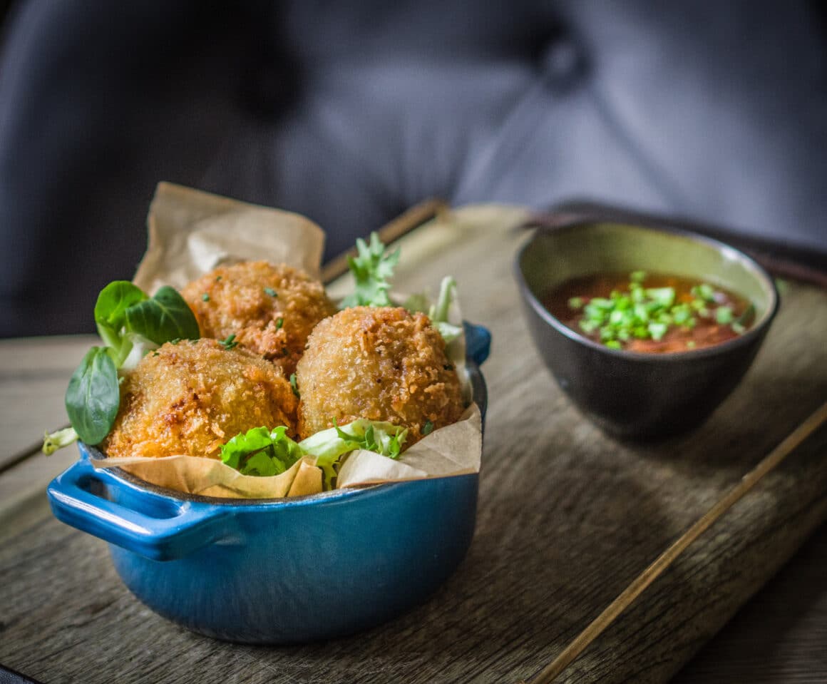 chiftelute in bol albastru, servite cu salata, la Graf, restaurante Oradea