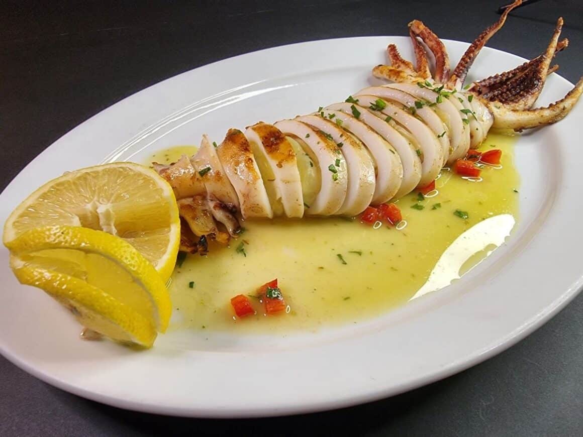 o portie de calamar prajit din restaurantului casa comana