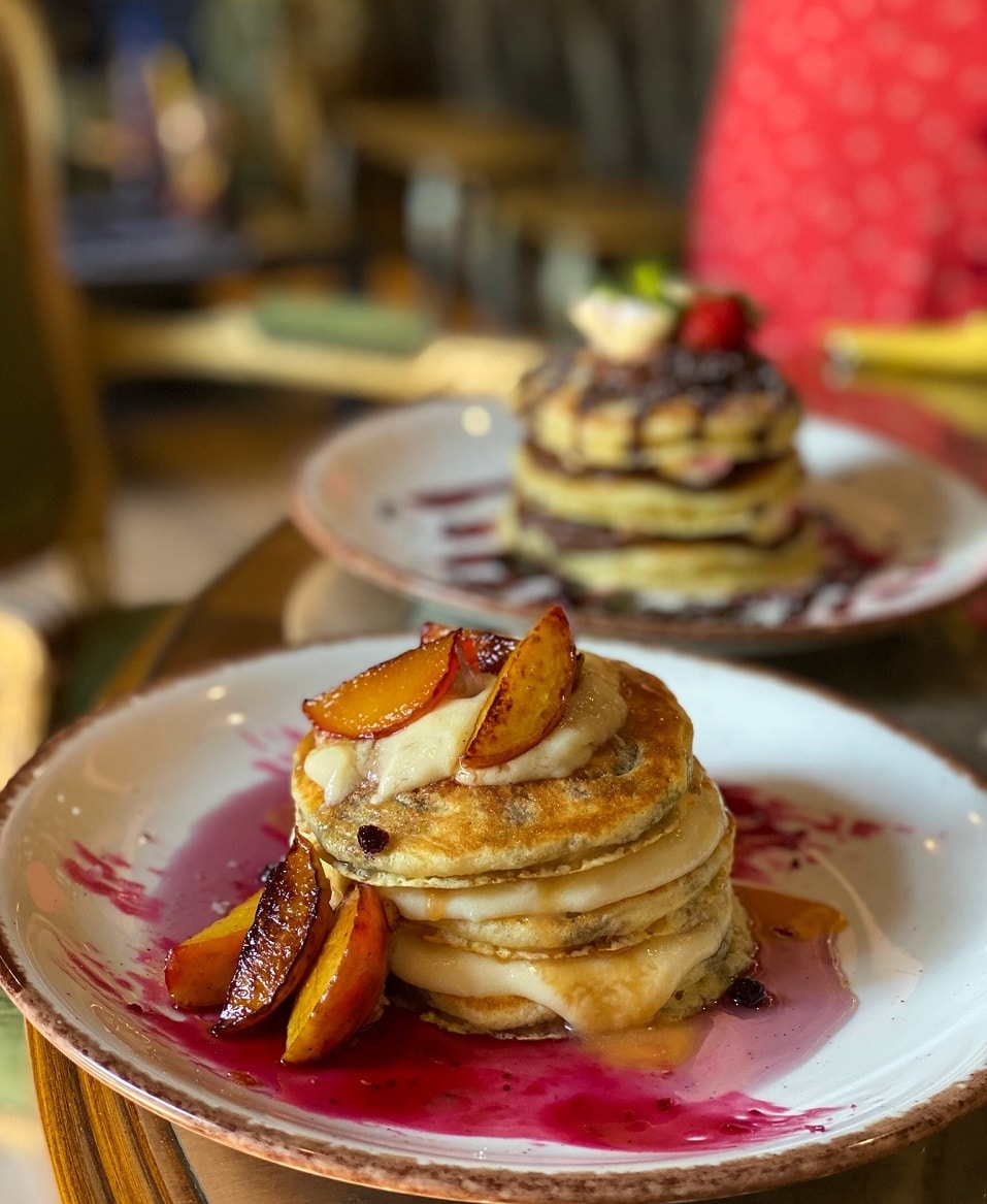 Sweet Lavanda (cu cremă de vanilie, caramel, piersici caramelizate și sirop natural de lavandă la Madame B București
