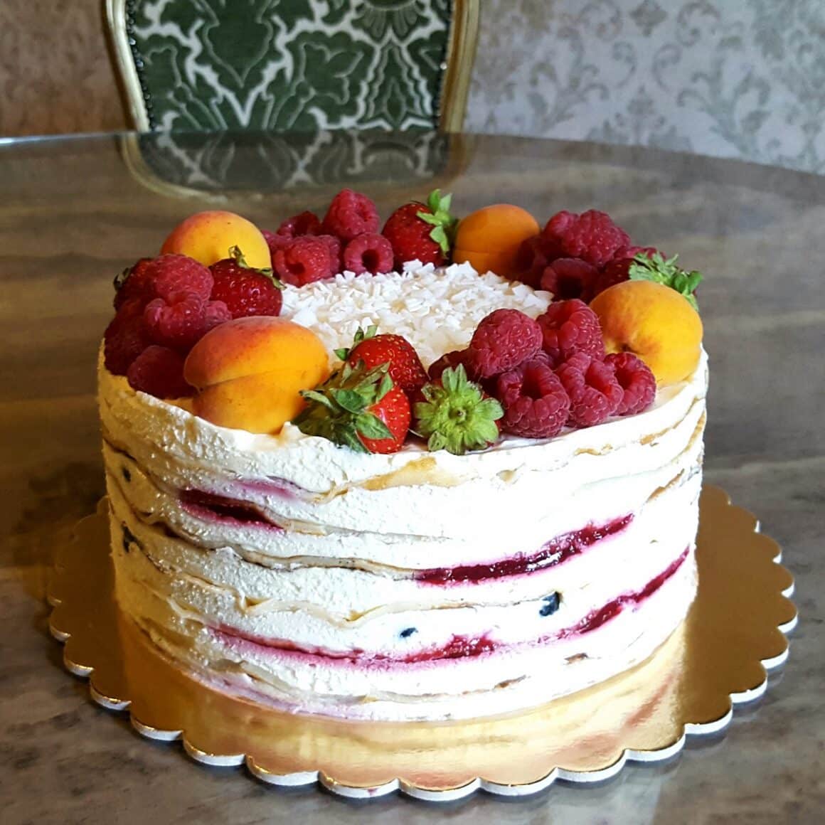 tort de clatite ornat cu fructe proaspete, de la Madame B, loc unde mâncăm clătite bune în București