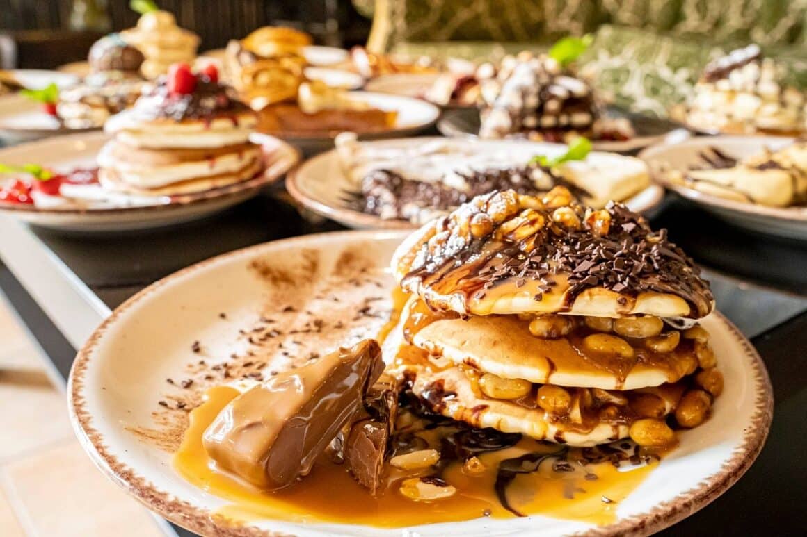 clatite americane, cu nuci si alune caramelizate si sos de caramel, la Madame B, loc unde mâncăm clătite bune în București