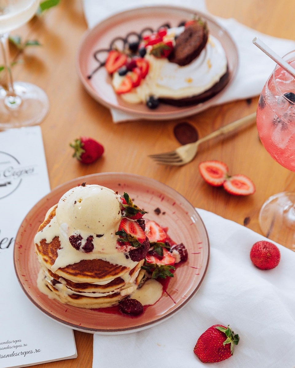 pancakes cu inghetata si capsuni, la Maison Des Crepes Bucuresti