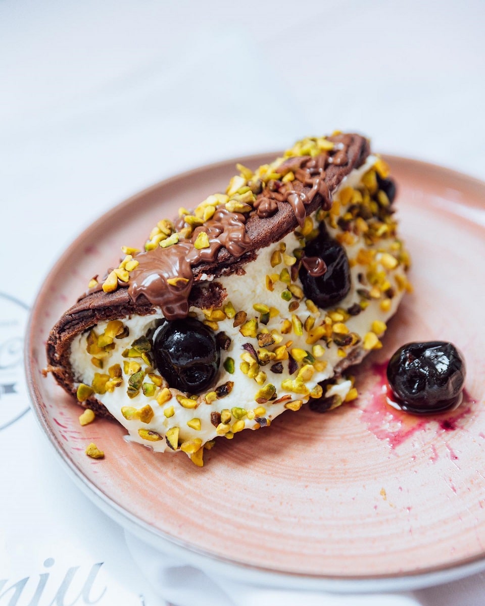 Pancake cu cacao, cremă de mascarpone, Nutella, amarene, fistic, sirop triplu sec