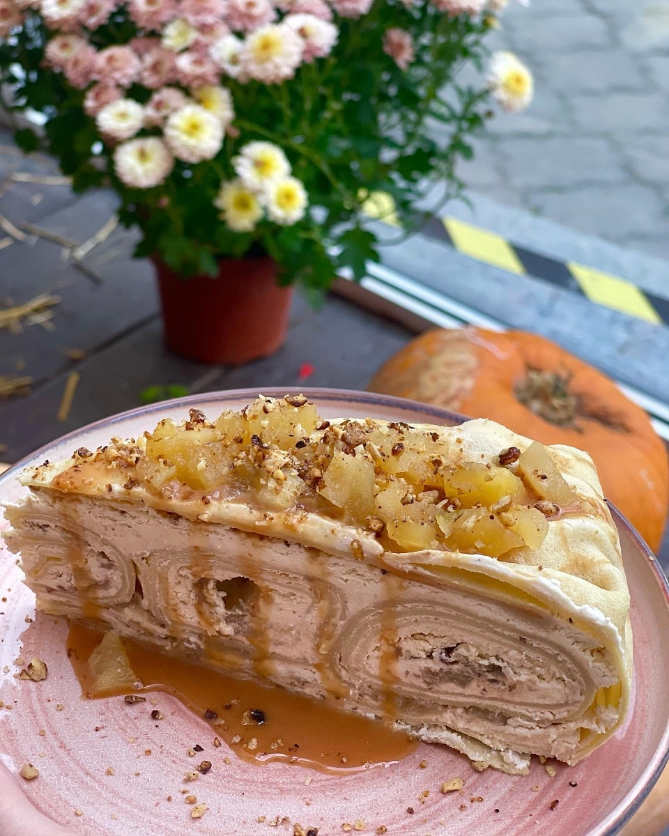 felie de tort de clatite cu nuca si caramel