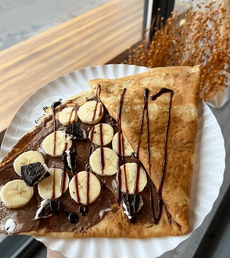 crepes cu ciocolata si felii de banana, jumatate imapturita, la Crepes Du Monde, loc unde mâncăm clătite bune în București