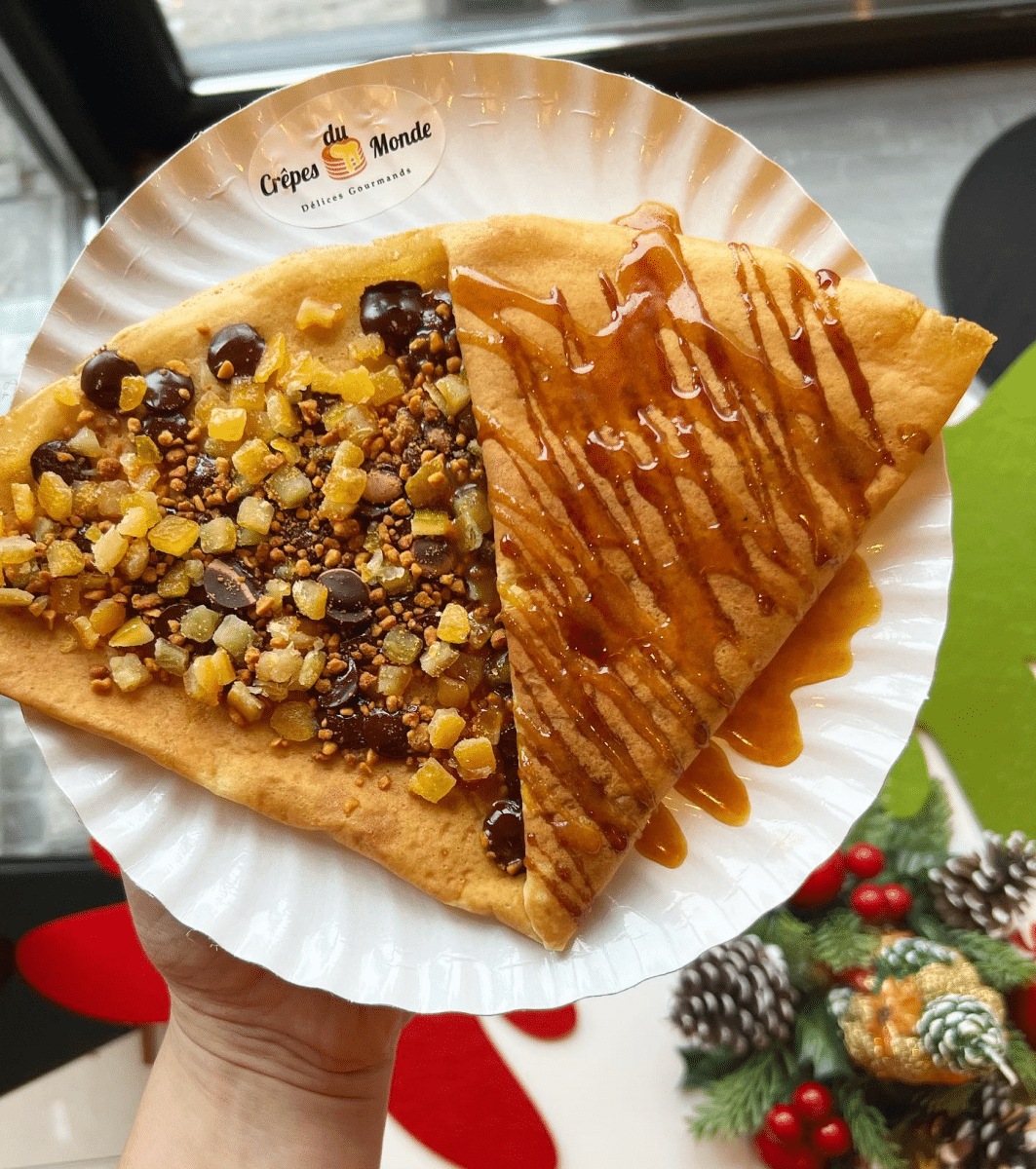 crepes cu fructe confiate si nuci caramelizate, cu sos de caramel, impaturita pe jumatate, la Crepes du Monde, loc unde mâncăm clătite bune în București