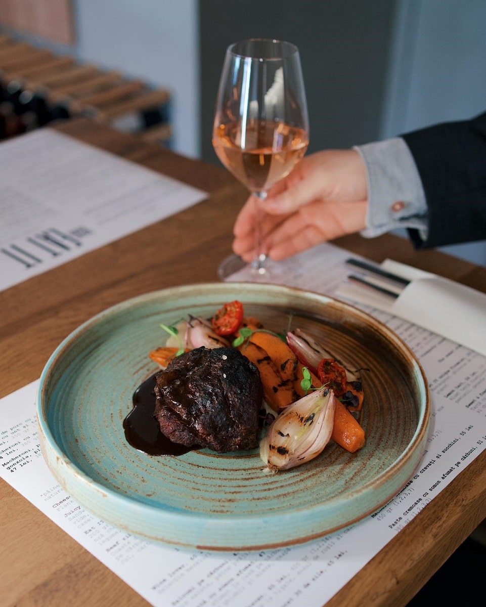 friptura de vita cu legume la restaurant Eat It din Oradea