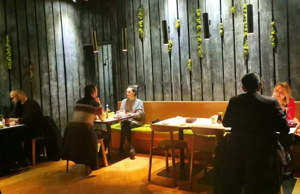 oameni care iau masa la Edo Sushi - restaurante japoneze București