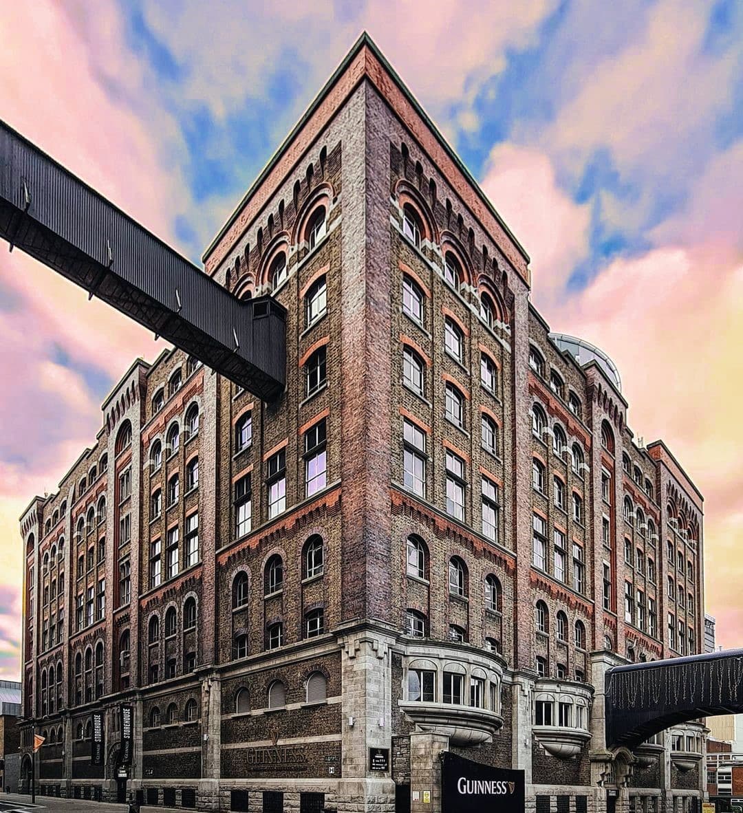 cladirea muzeului Guinness Storehouse din fabrica de bere Guinness