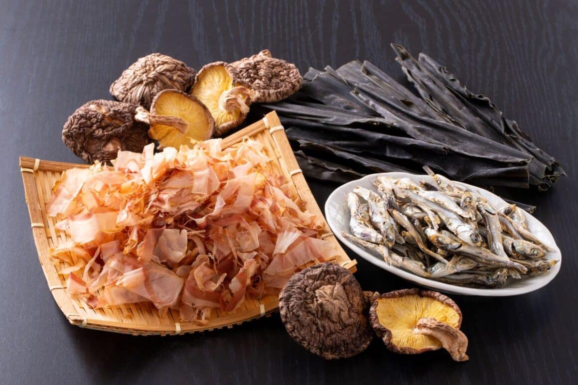 ingrediente pentru dashi-ul japonez fulgi de plătică, ciuperci shiitake uscate, ansoa, alge uscate - alimente umami