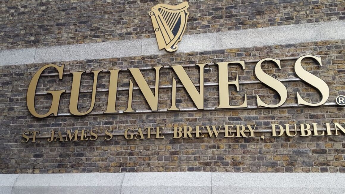 reclama Guinness de pe zidul fabricii  de bere St James Gate din Dublin
