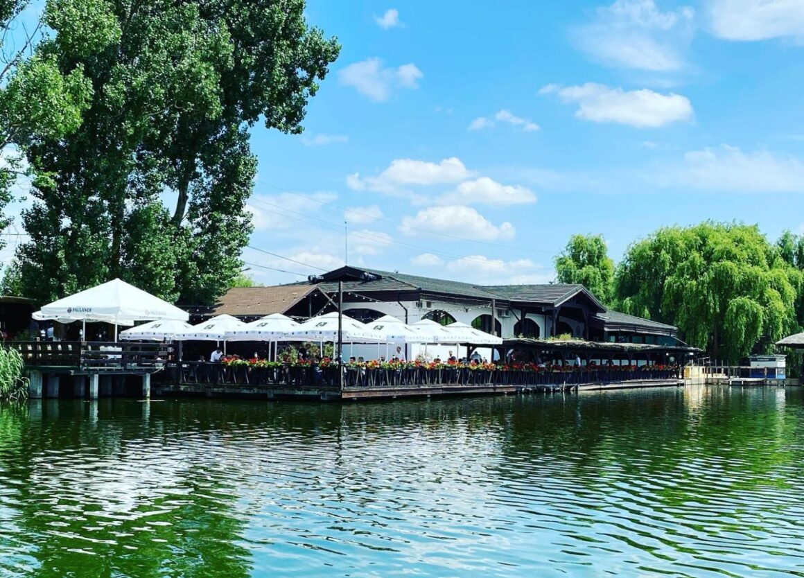 aguna Verde fotografiata de la distanta, pe malul lacului