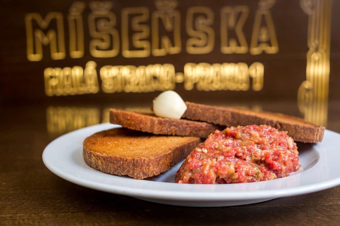o portie de biftec tartar cu paine prajita din restaurantul lokal din praga