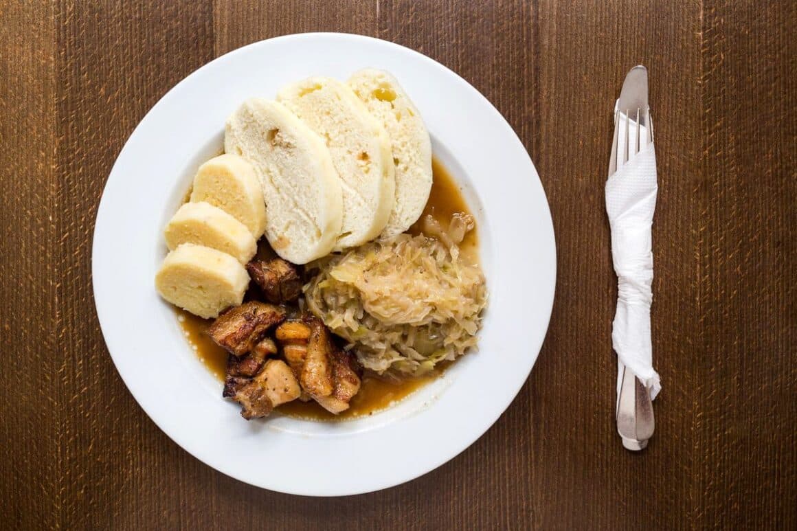 o portie de piept de porc cu varza si galuste de la restaurantul lokal din praga