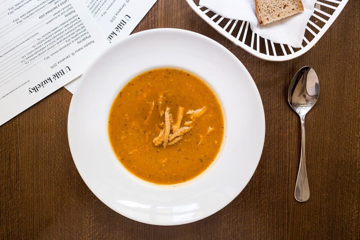 o portie de gulas servita la restaurantul lokal din praga