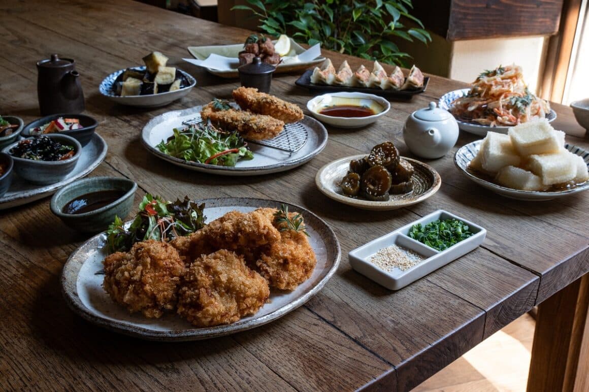 masa cu preparate din bucataria japoneza, la Yuki București