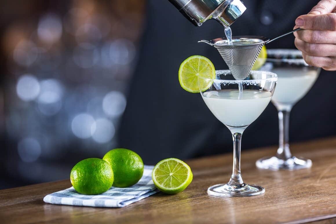 barman care prepara 2 pahare de margarita - cocktailuri pentru fete
