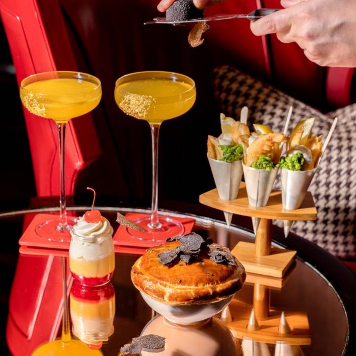 cocktailuri, placinta cu pui si conuri cu fish and chips - meniu Oscar 2023