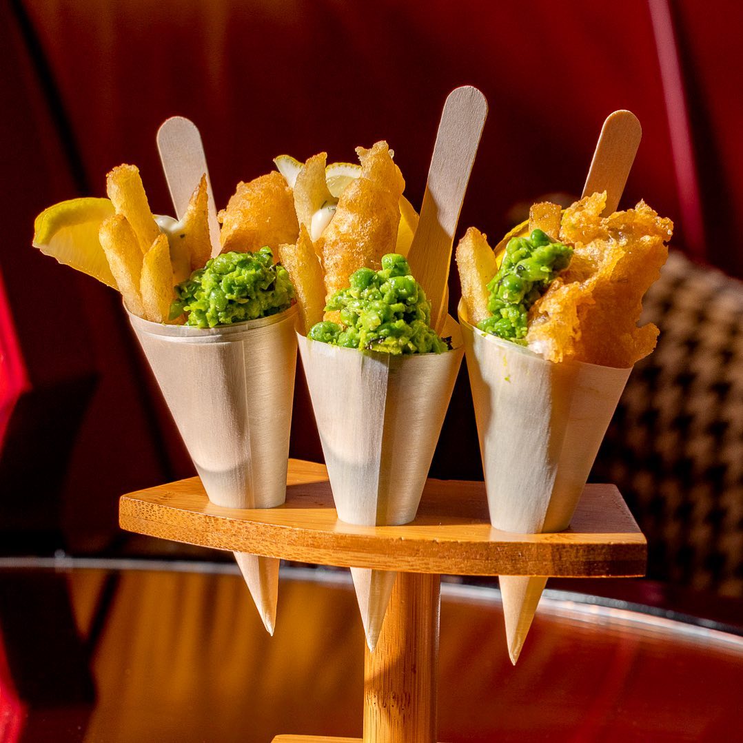 fish and chips servit in con metalic, cu piure de mazare - ce au mâncat starurile la Oscar