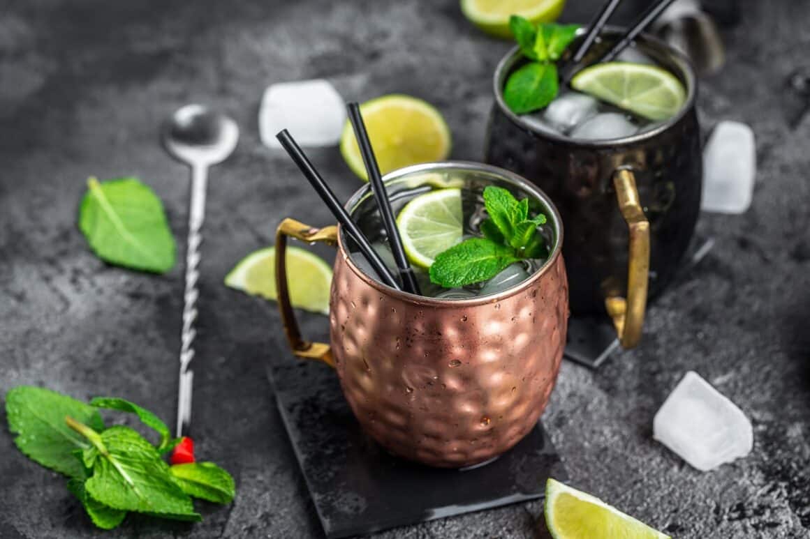 cana de cupru cu cocktail moscow mule