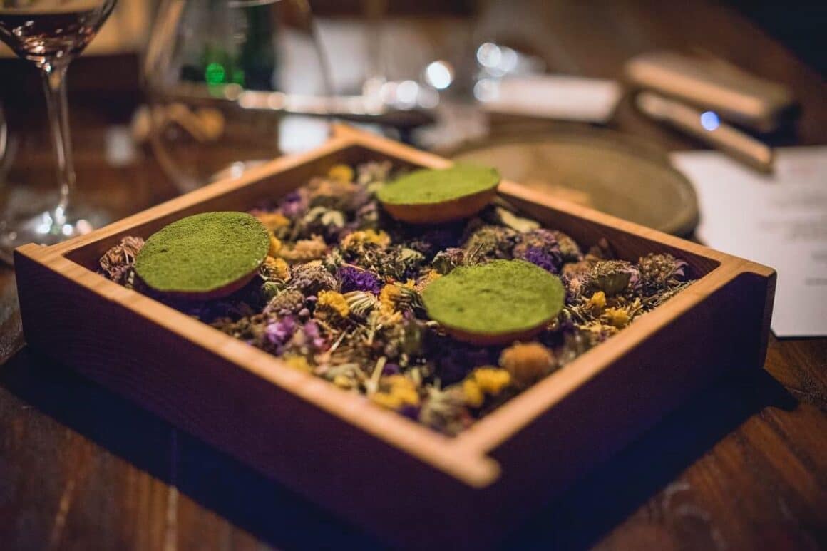 preparat de la restaurant Noua. Restaurante farm to table