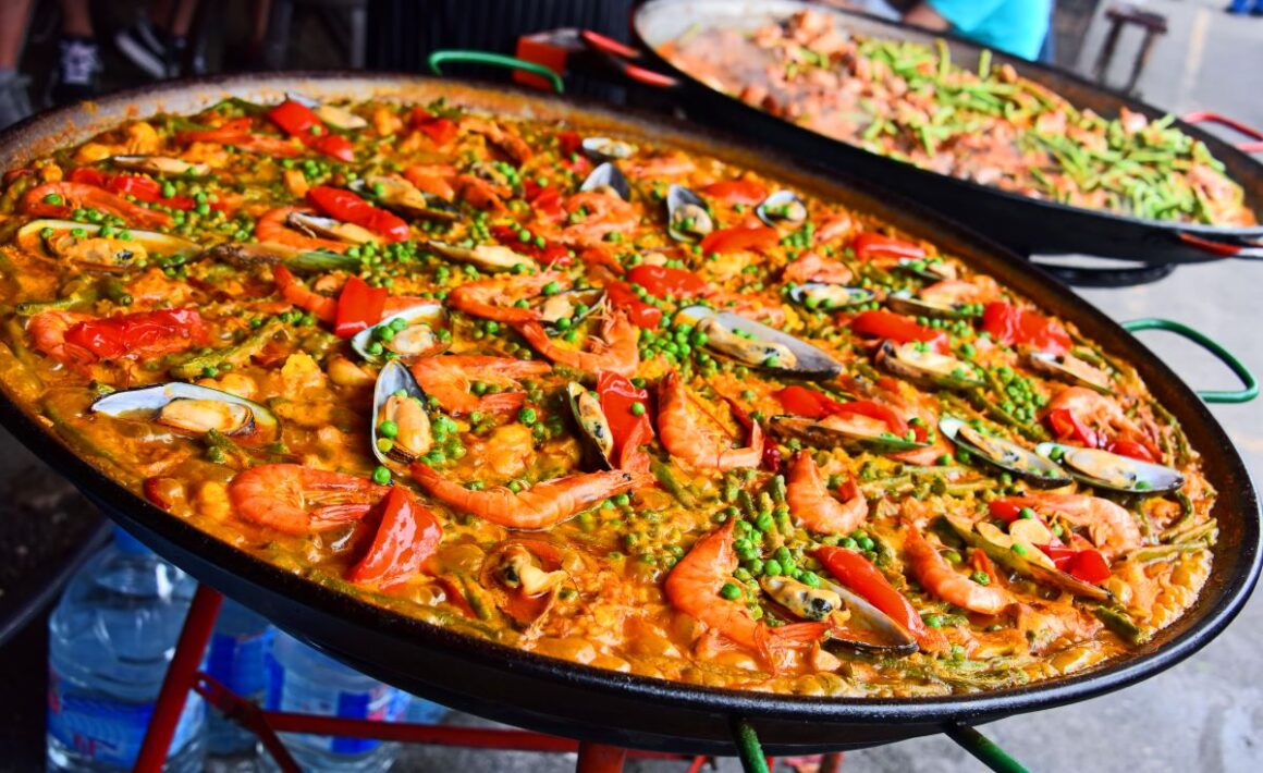 Doua tavi de paella valenciana cu fructe de mare si orez. Preparate din jurul lumii - Spania