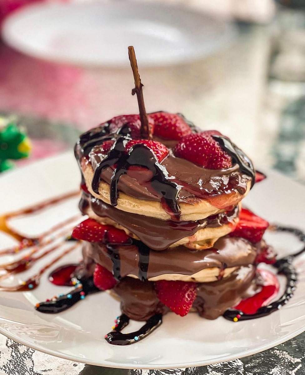clatite americane suprapuse, cu nutella si zmeura, la Pancakes&more, loc unde mâncăm clătite bune în București