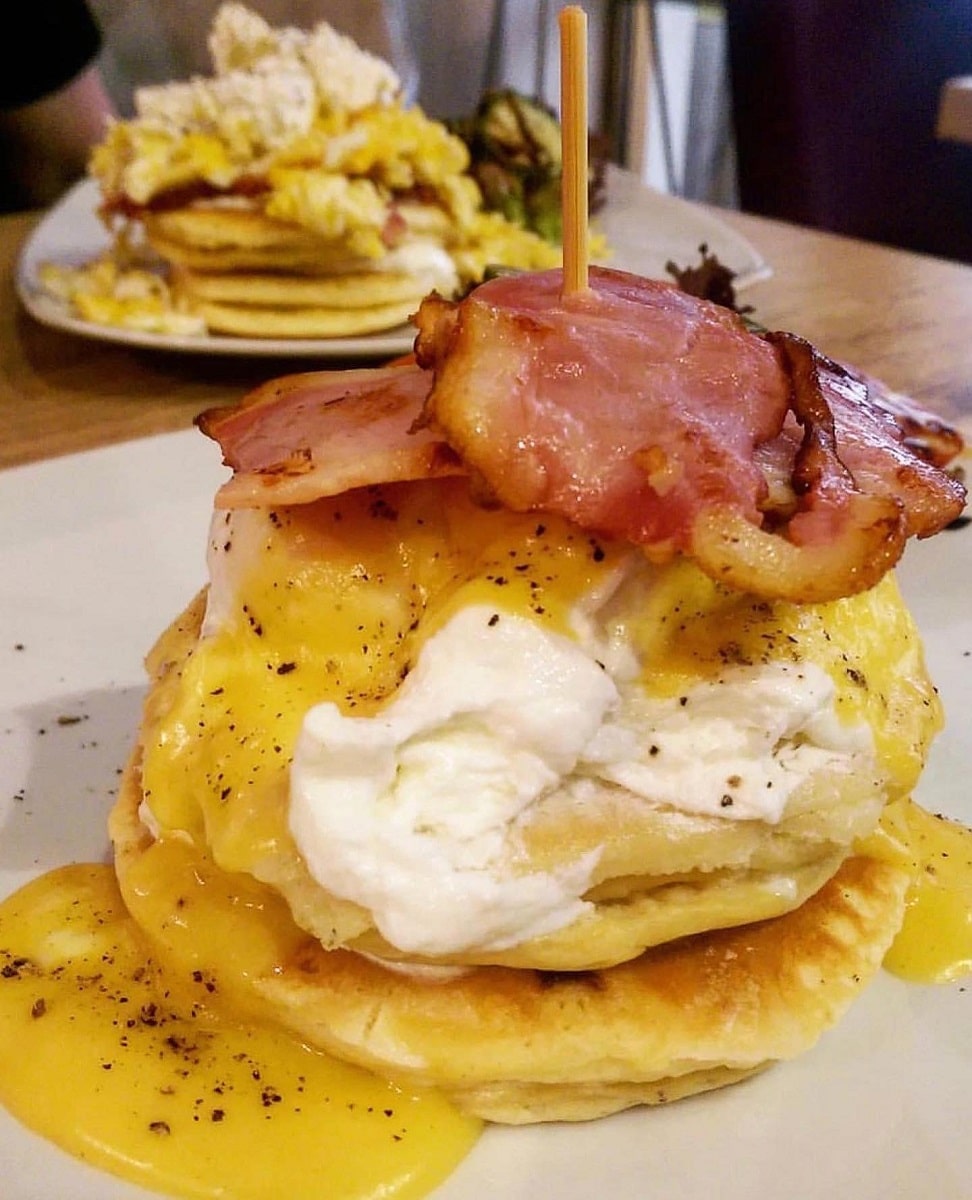 clatite cu oua posate si bacon la Pancakes & more