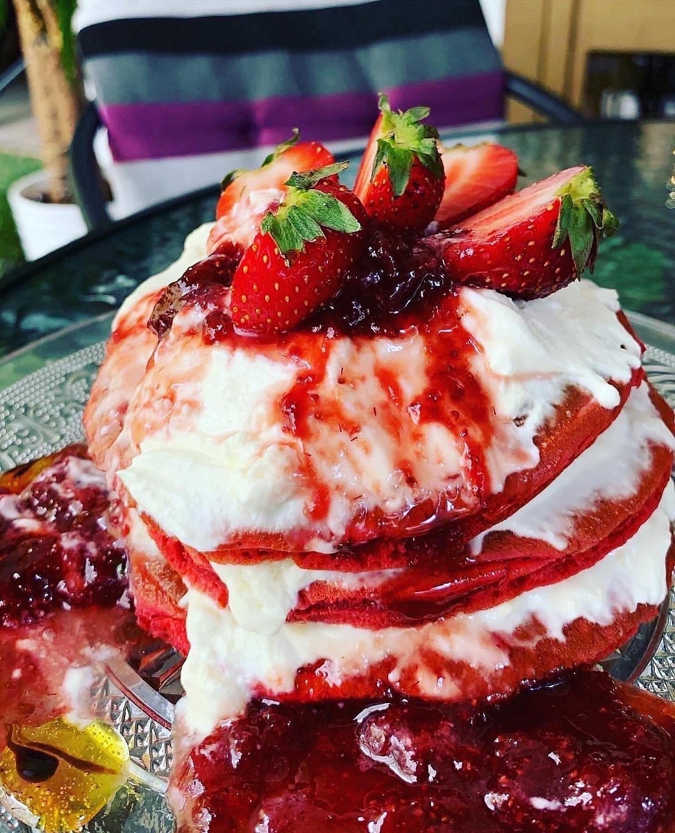 pancakes red velvet cu frisca si fructe de padure