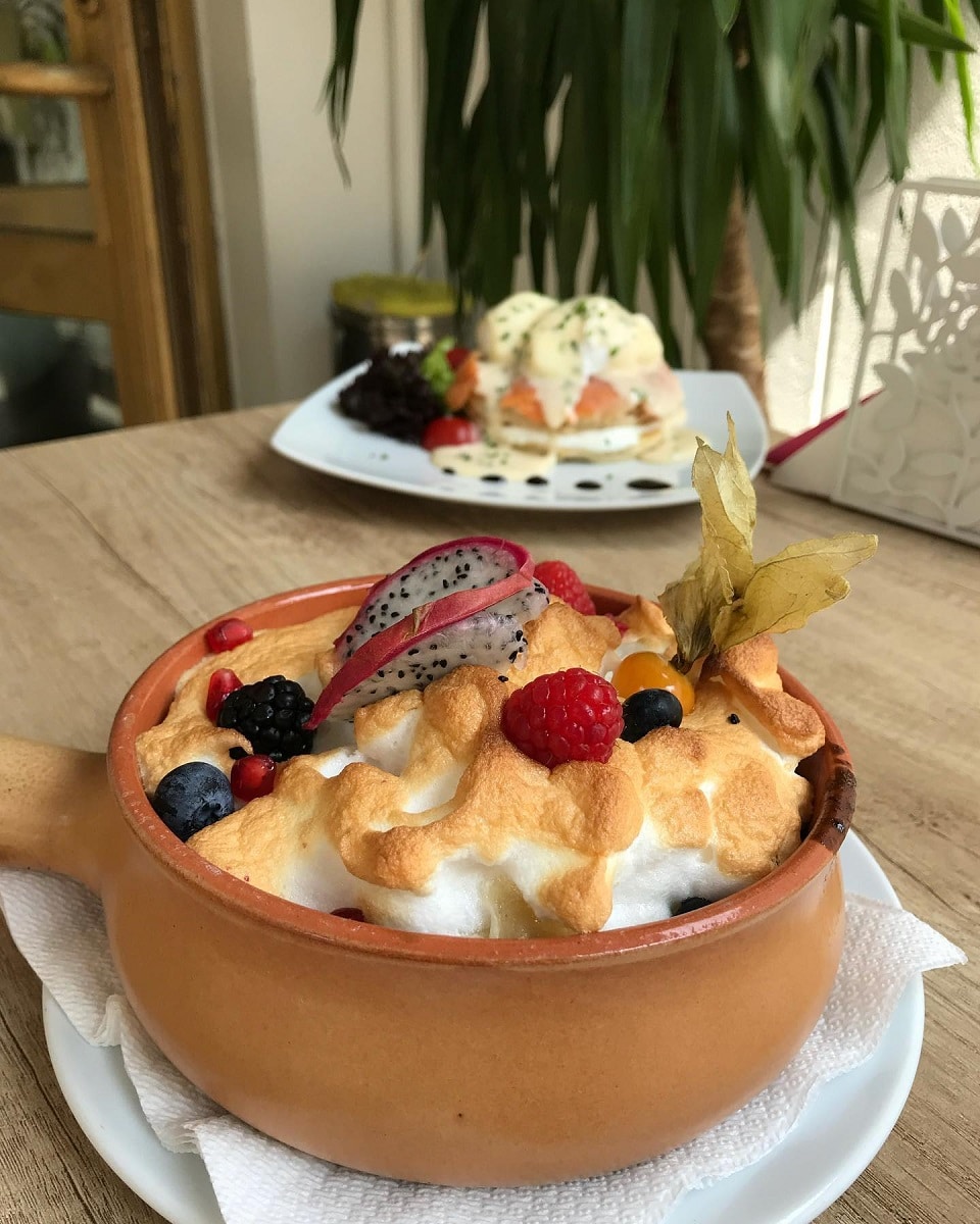 Baiser Flap Jack – cu brânză de vacă stafide, sos de vanilie și bezea la Pancakes&more, loc unde mâncăm clătite bune în București