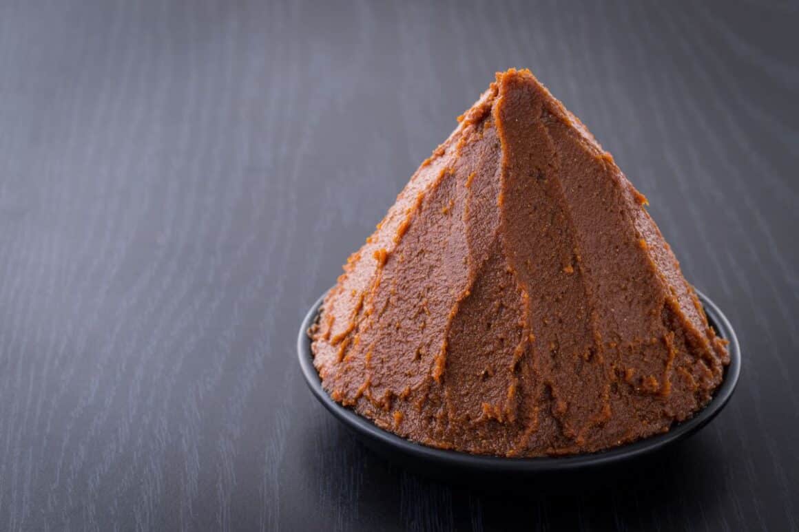 pasta miso roșie asezată pe o farfurie mică neagră