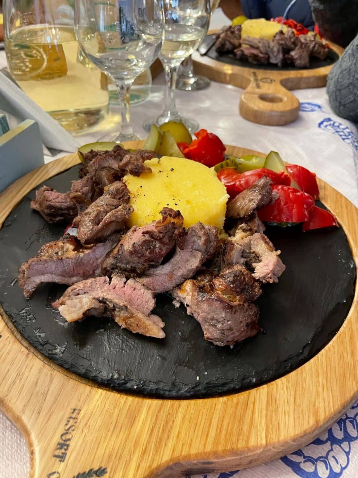o portie de pastrama de berbecut cu muraturi si mamaliga, la restaurantul casa comana