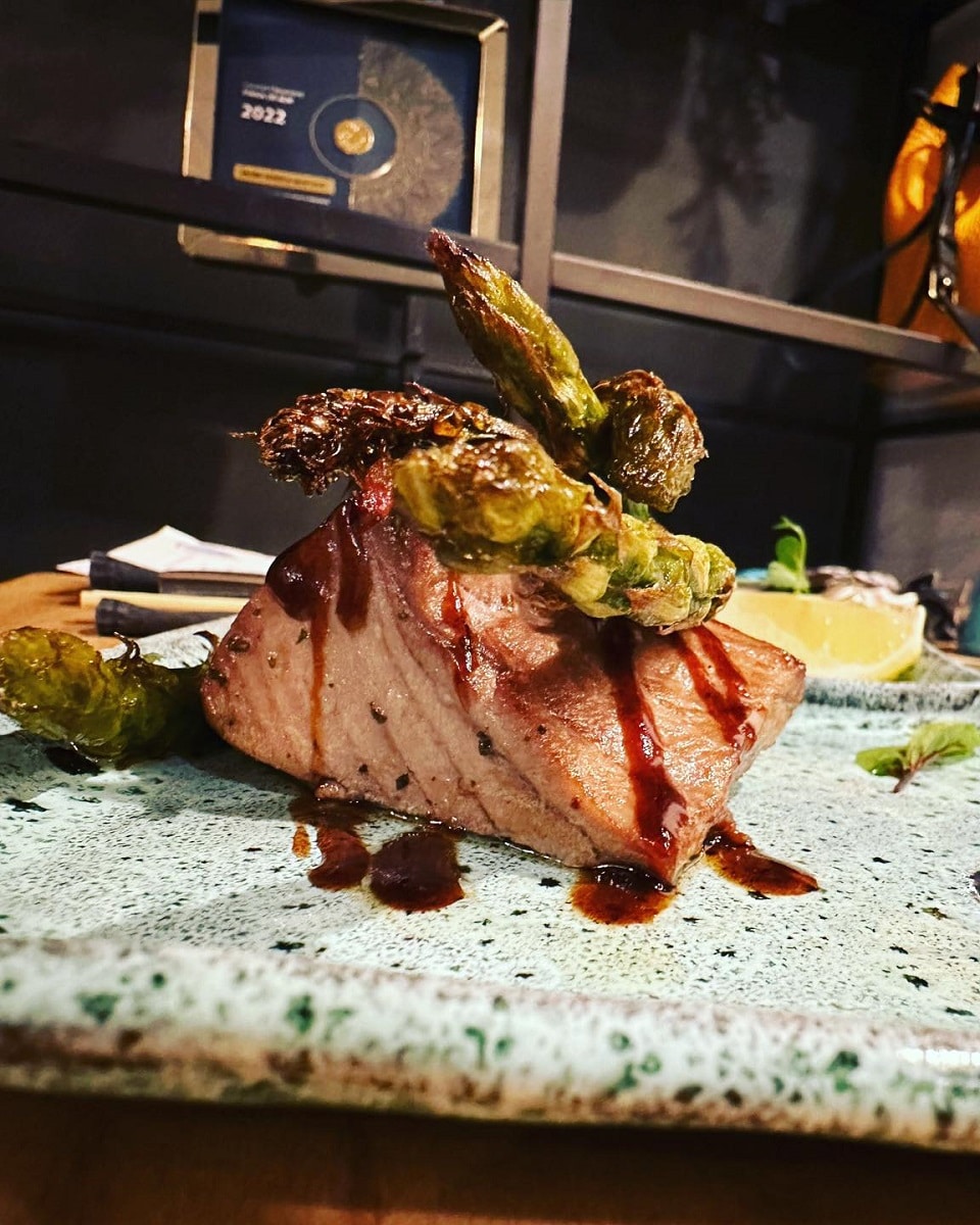 tuna steak cu sparanghel - More Sushi București