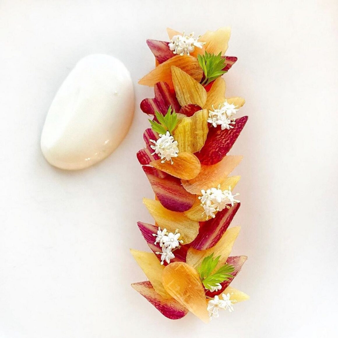 Chipsuri din legume asezate in forma de spic la restaurant Grai Bucuresti