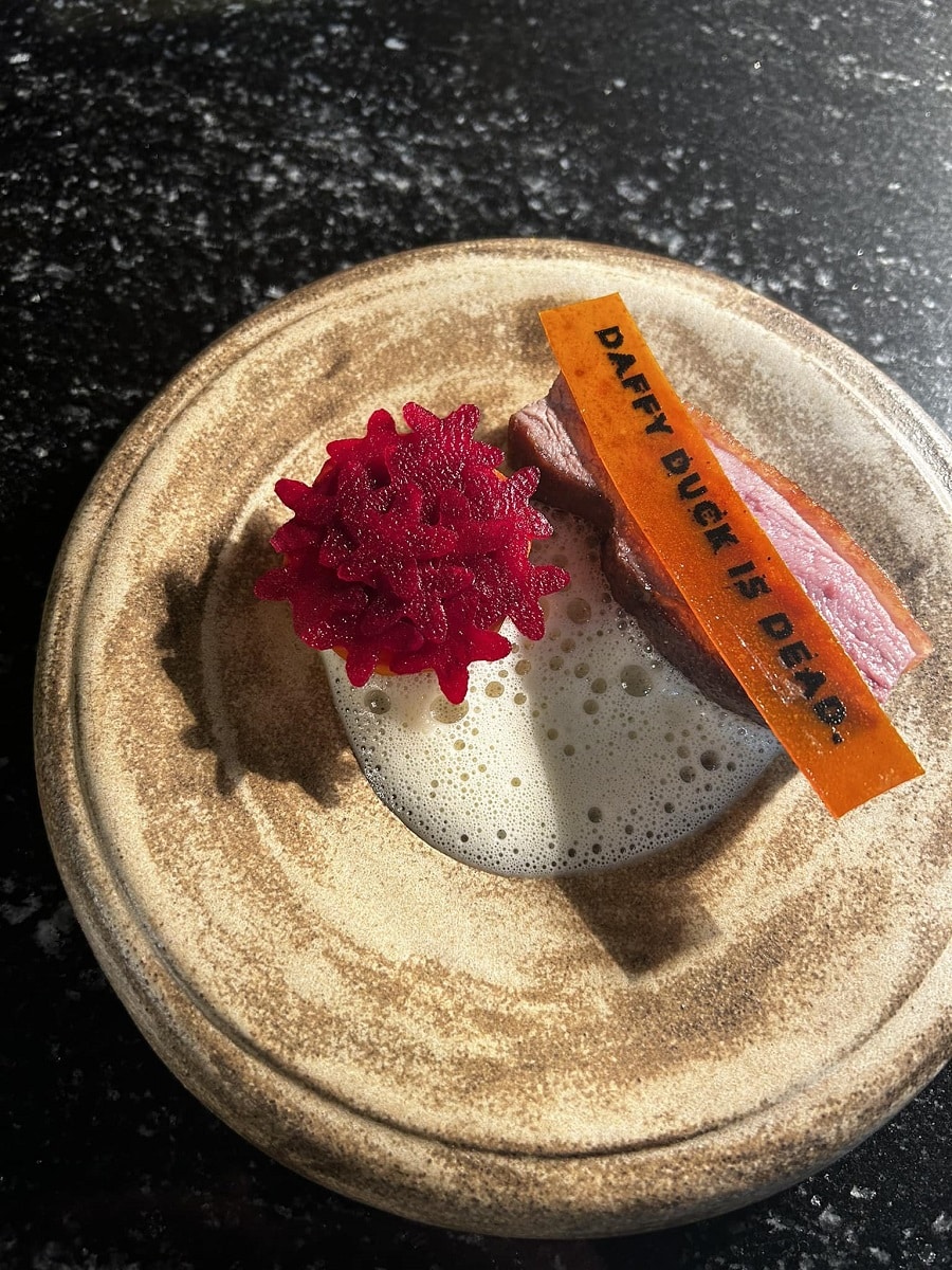 piept de rata cu sfecla rosie si sos spuma, la restaurant grai 