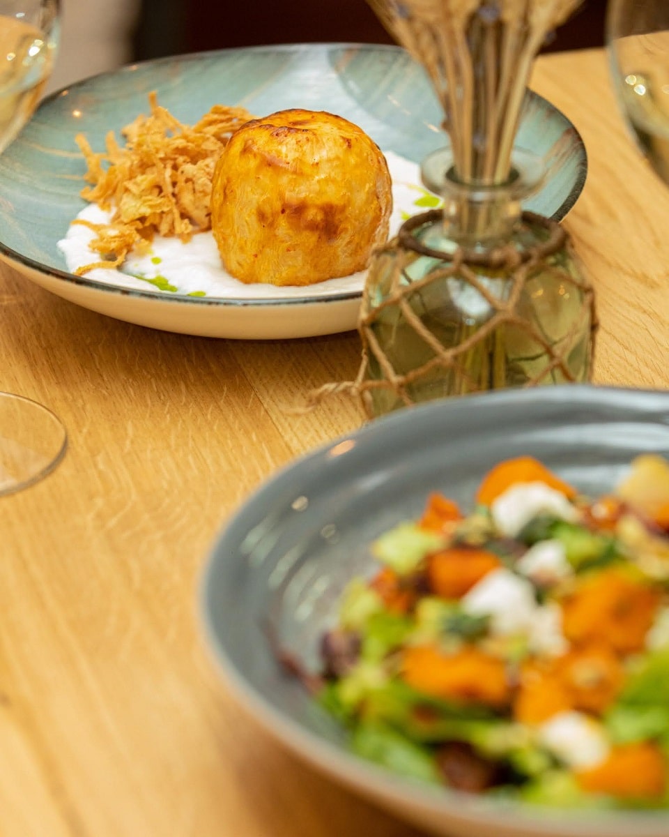 doua farfurii cu preparate de la restaurant Nativ Cluj