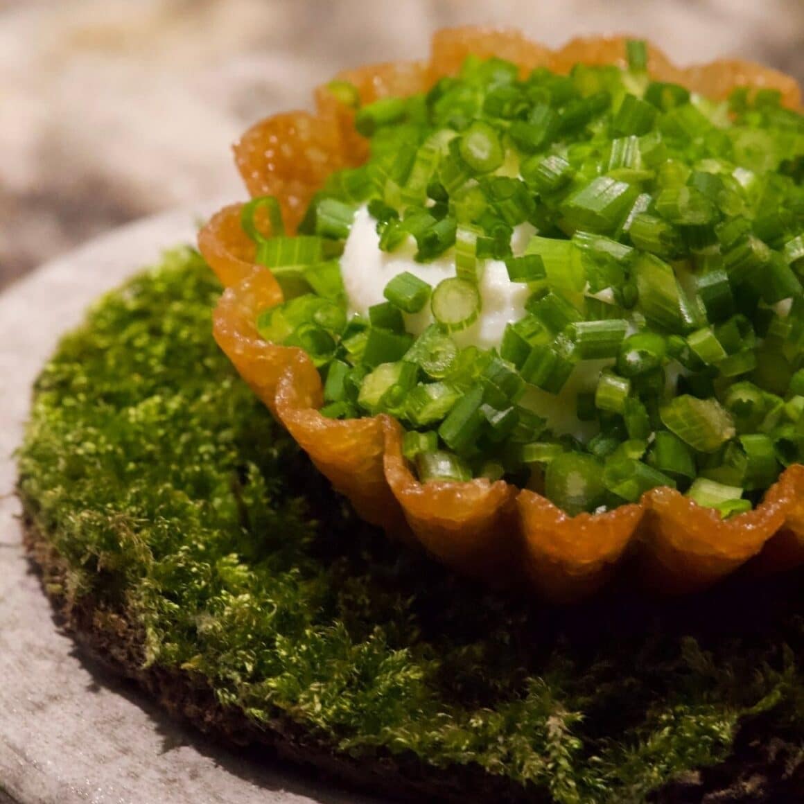 tarta cu ceapa verde, parte din meniul de degustare la restaurant La Hambar