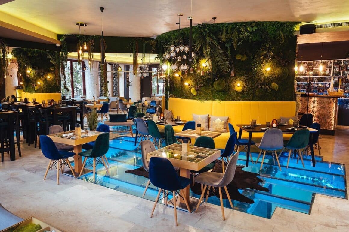 interiorul restaurantului Nadasan, cu mese dispuse circulat, si pereti decorati cu multe plante -r estaurante japoneze București