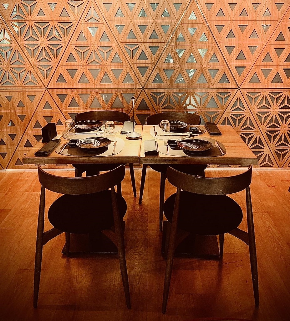 masa de 4 persoane in fata unui perete din lemn traforat, din restaurant Ruka Izakaya