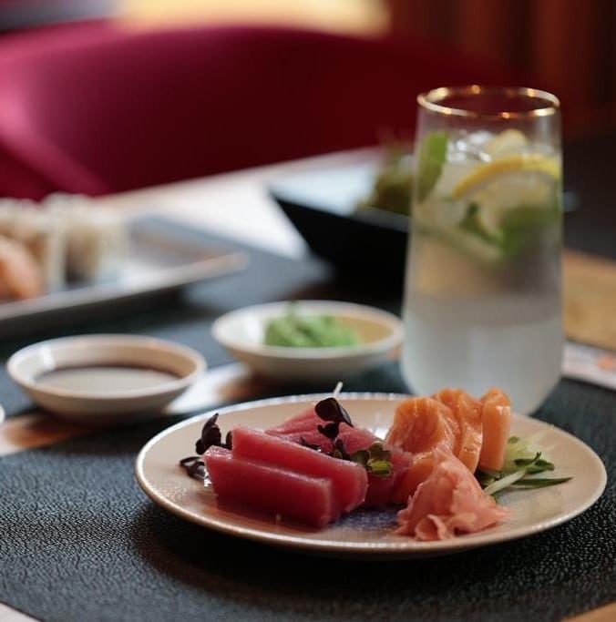 farfurie cu sushi de la Japanos