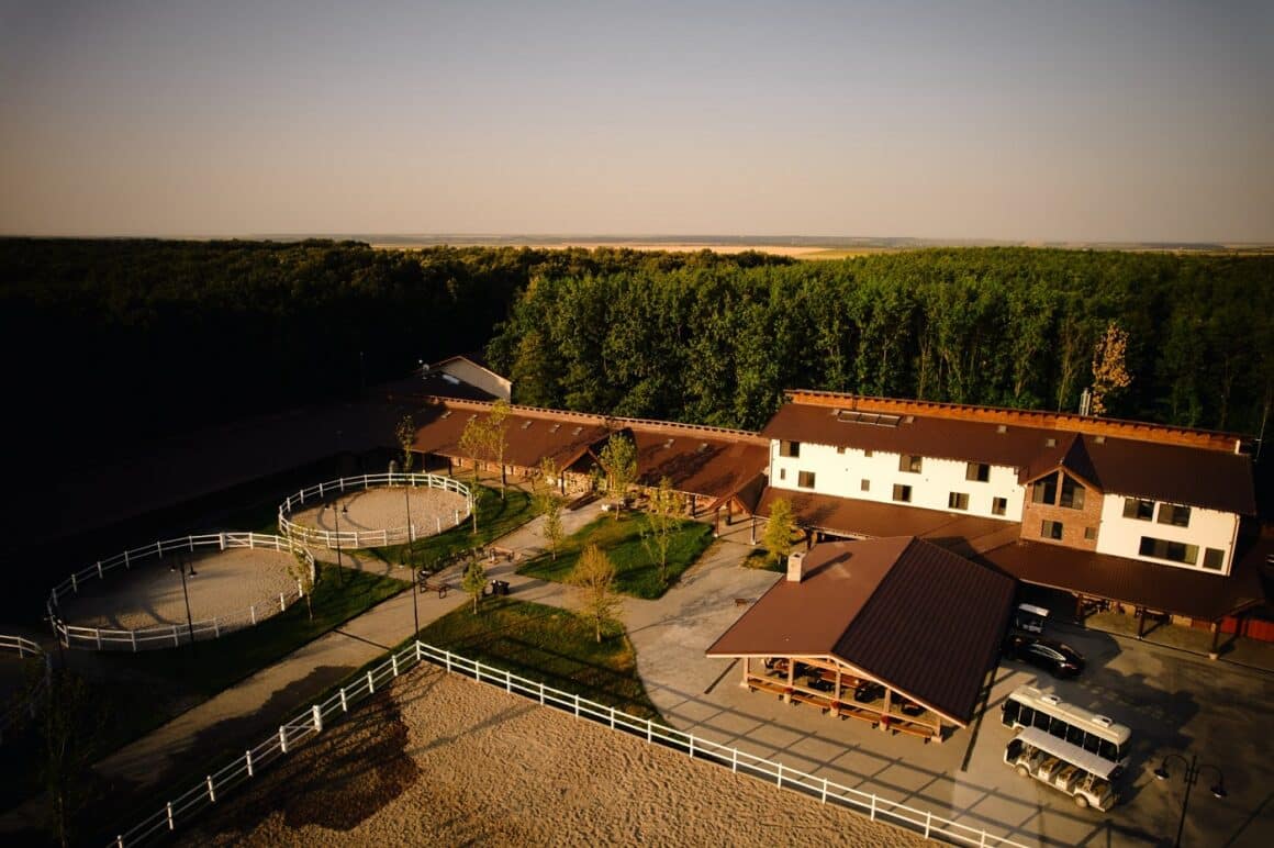 privire de sus de ansamblu de la Singureni Manor - restaurante lângă București