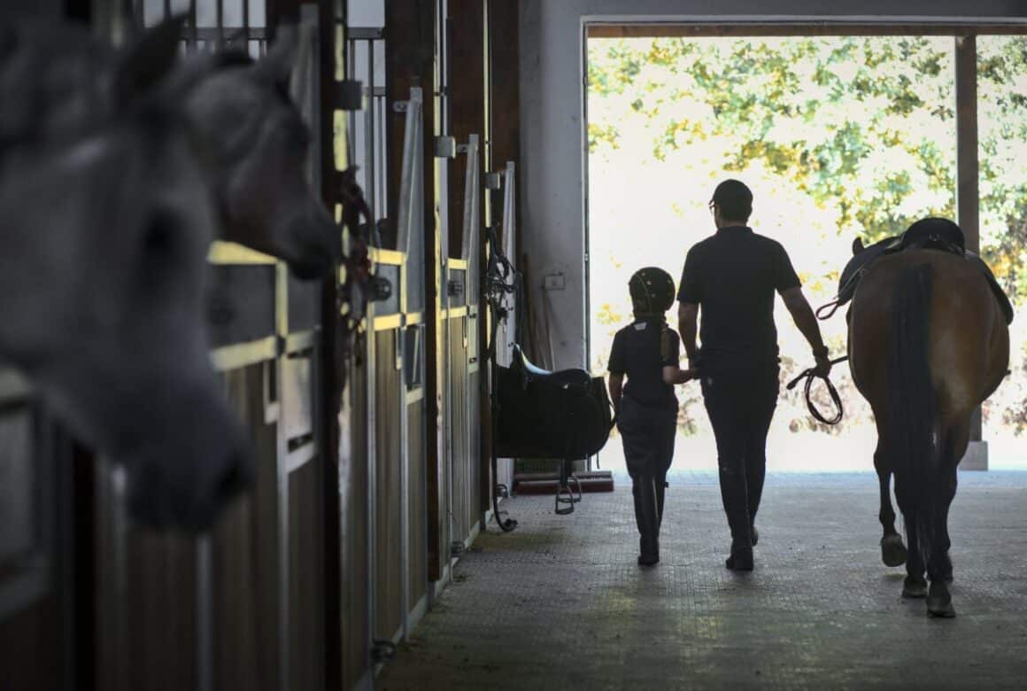 tata si fiica fotografiati in penumbra, in menajeria de la Singureni Manor