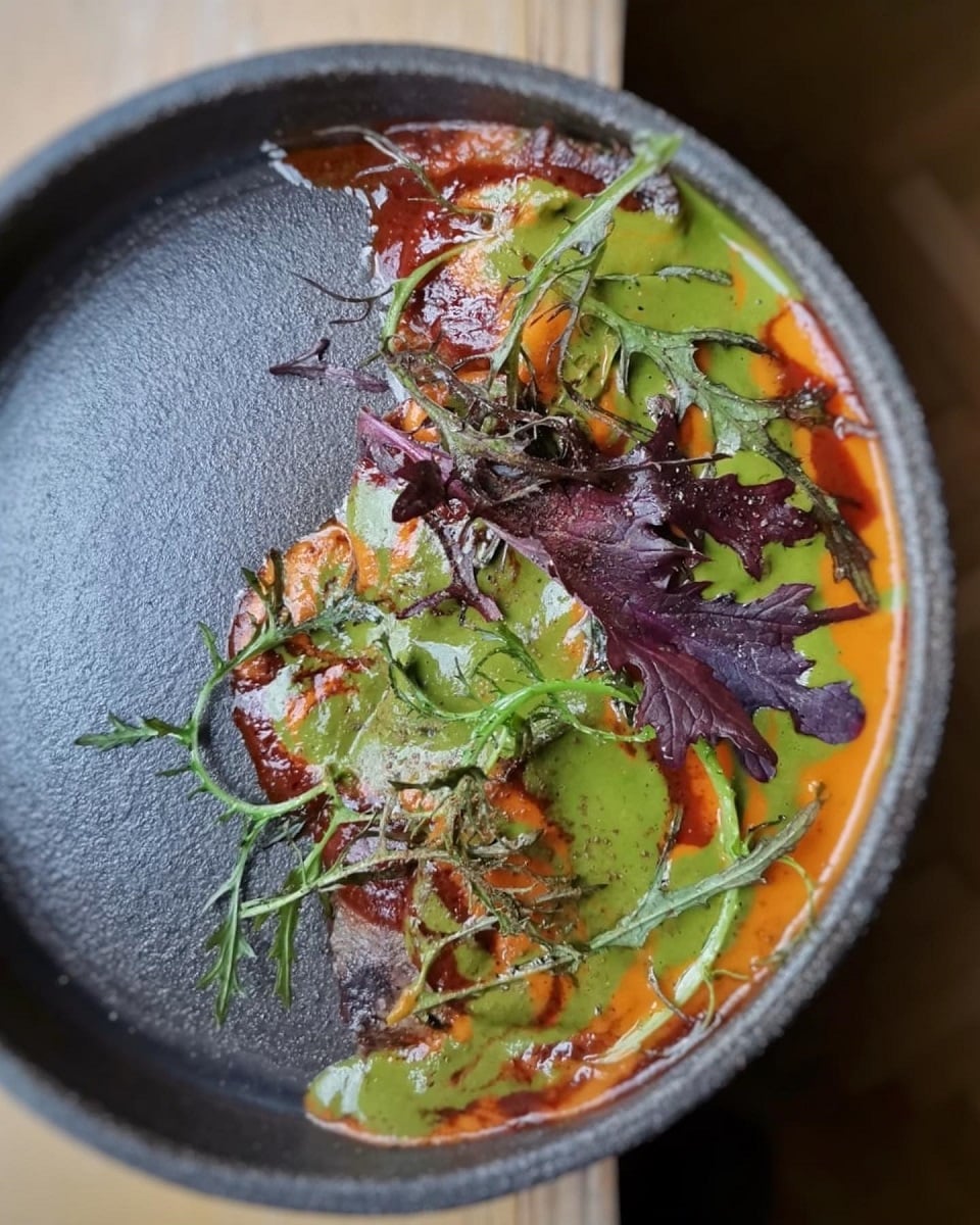 Gulas din organe, cu sos de ardei la jar, sos de ierburi arse, cartofi pe plita, mizuna dresata si salata de gogonele de la Soro.lume