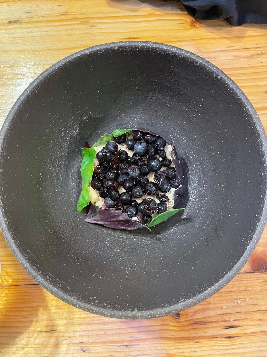 Creier de vitel, fructe de padure de sezon, crumble copt la lemne, busuioc rosu si verde la Soro.lume - restaurante farm to table