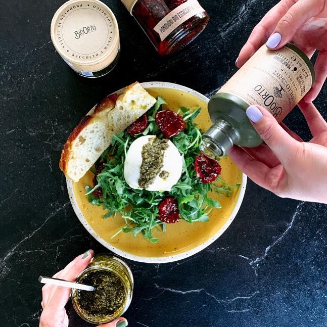 farfurie fotografiata de sus, pe fundal negru, la Piața 9, unul din restaurante Oradea