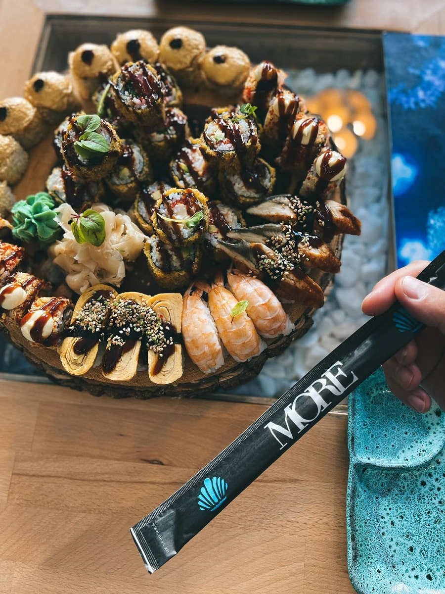 platou cu sushi de la More Sushi București